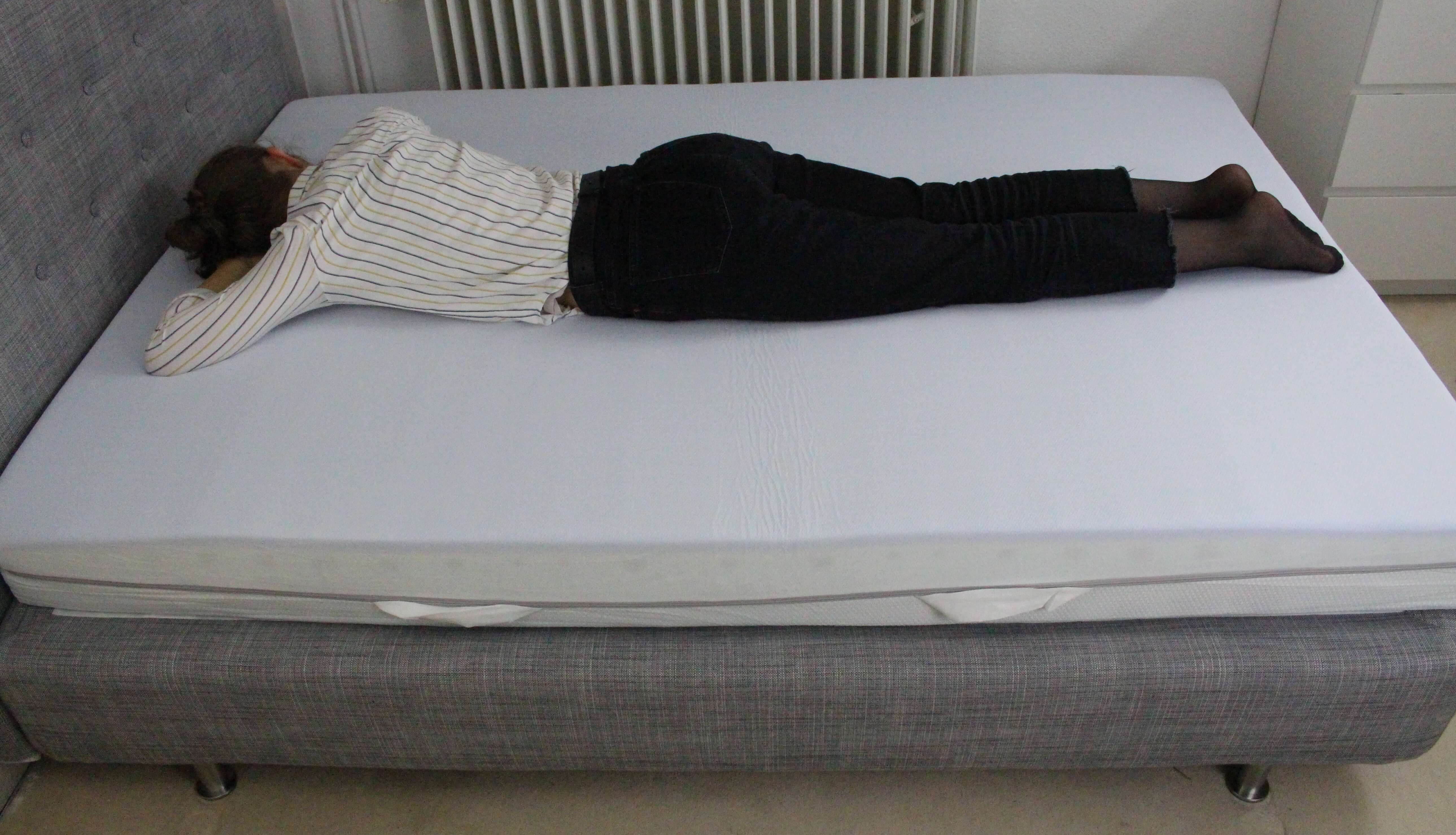 Avaliadora deitada de barriga para baixo